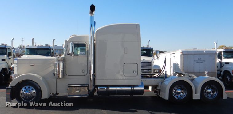 image for item DH7323 2003 Peterbilt 379  semi truck