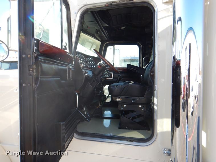 image for item DH7323 2003 Peterbilt 379  semi truck