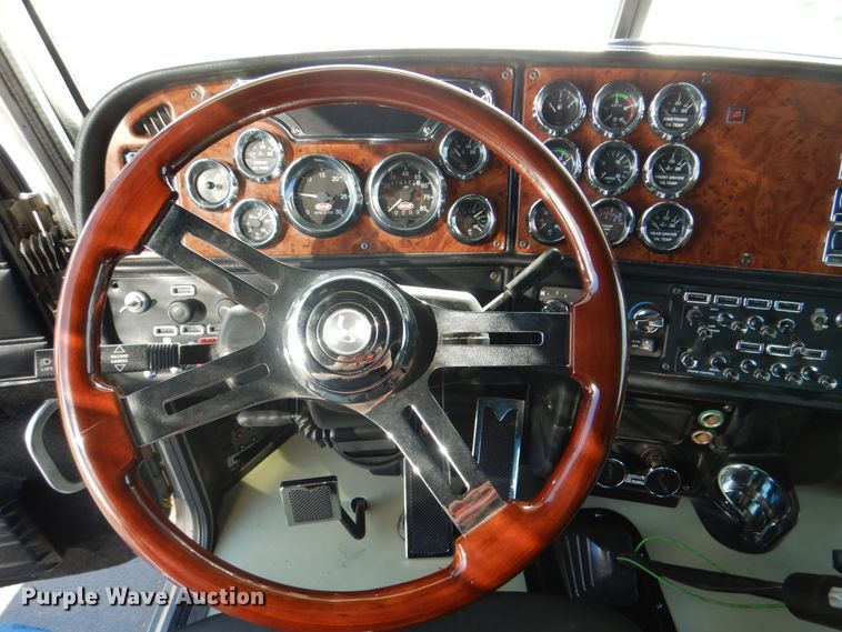 image for item DH7323 2003 Peterbilt 379  semi truck