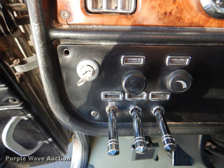 image for item DH7323 2003 Peterbilt 379  semi truck