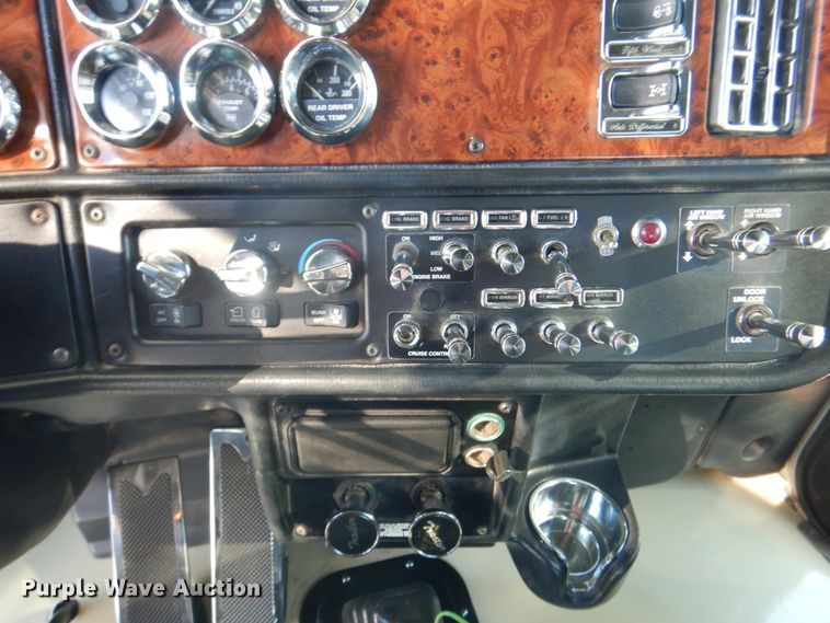 image for item DH7323 2003 Peterbilt 379  semi truck