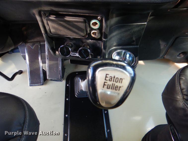 image for item DH7323 2003 Peterbilt 379  semi truck