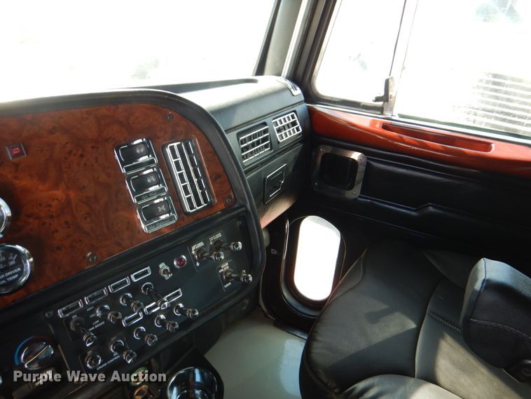 image for item DH7323 2003 Peterbilt 379  semi truck