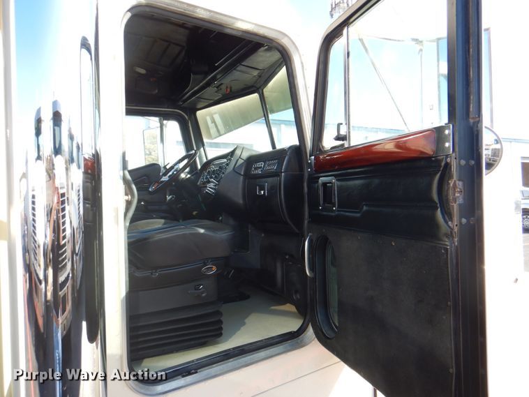 image for item DH7323 2003 Peterbilt 379  semi truck