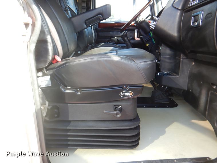 image for item DH7323 2003 Peterbilt 379  semi truck