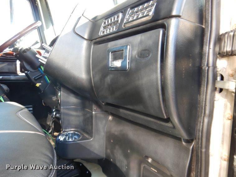 image for item DH7323 2003 Peterbilt 379  semi truck