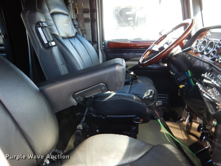 image for item DH7323 2003 Peterbilt 379  semi truck