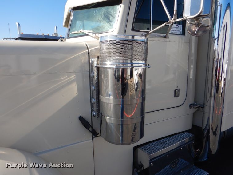 image for item DH7323 2003 Peterbilt 379  semi truck