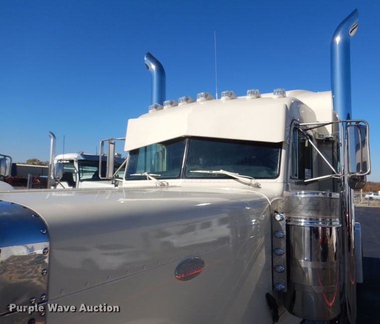 image for item DH7323 2003 Peterbilt 379  semi truck