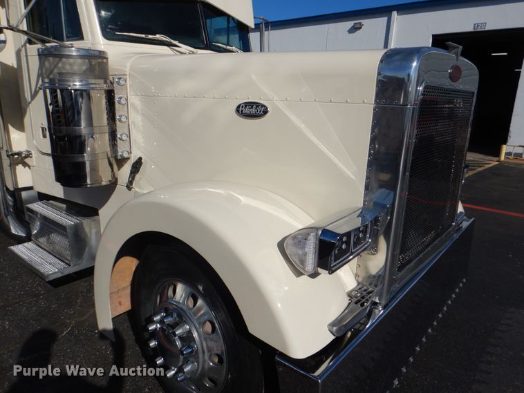 image for item DH7323 2003 Peterbilt 379  semi truck