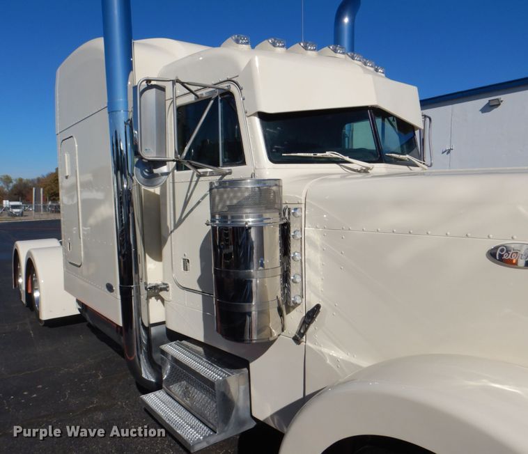 image for item DH7323 2003 Peterbilt 379  semi truck