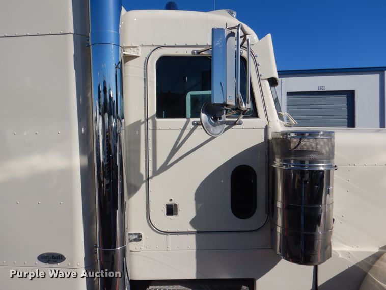 image for item DH7323 2003 Peterbilt 379  semi truck