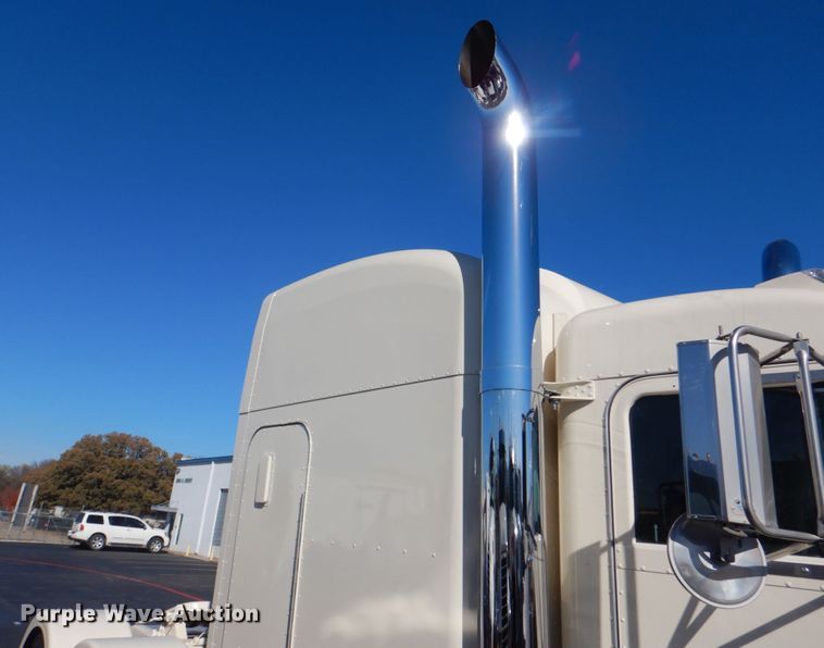 image for item DH7323 2003 Peterbilt 379  semi truck