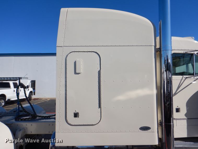 image for item DH7323 2003 Peterbilt 379  semi truck