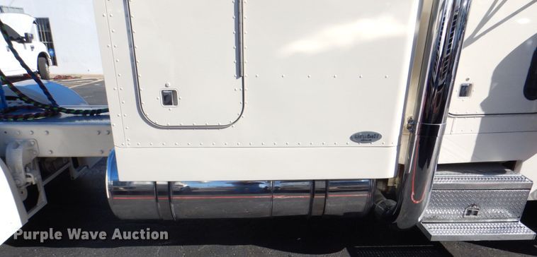 image for item DH7323 2003 Peterbilt 379  semi truck
