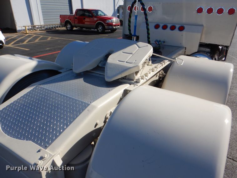 image for item DH7323 2003 Peterbilt 379  semi truck