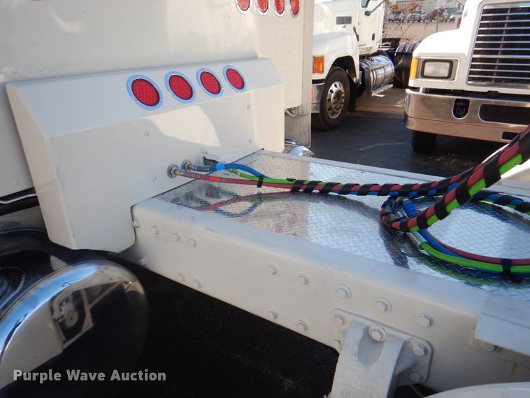 image for item DH7323 2003 Peterbilt 379  semi truck