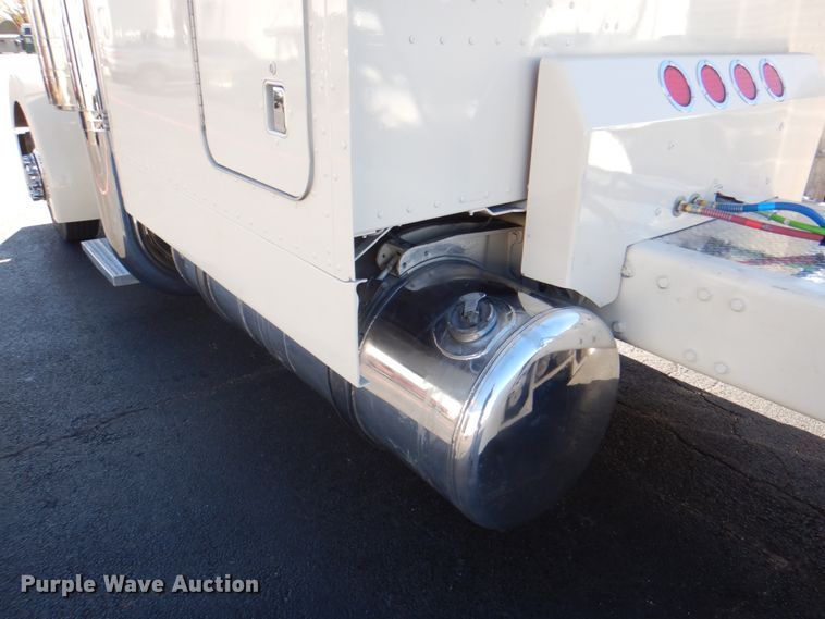 image for item DH7323 2003 Peterbilt 379  semi truck