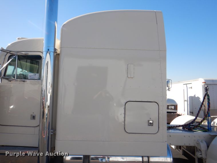 image for item DH7323 2003 Peterbilt 379  semi truck