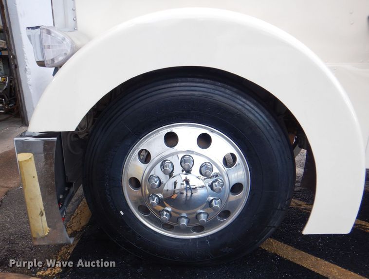 image for item DH7323 2003 Peterbilt 379  semi truck