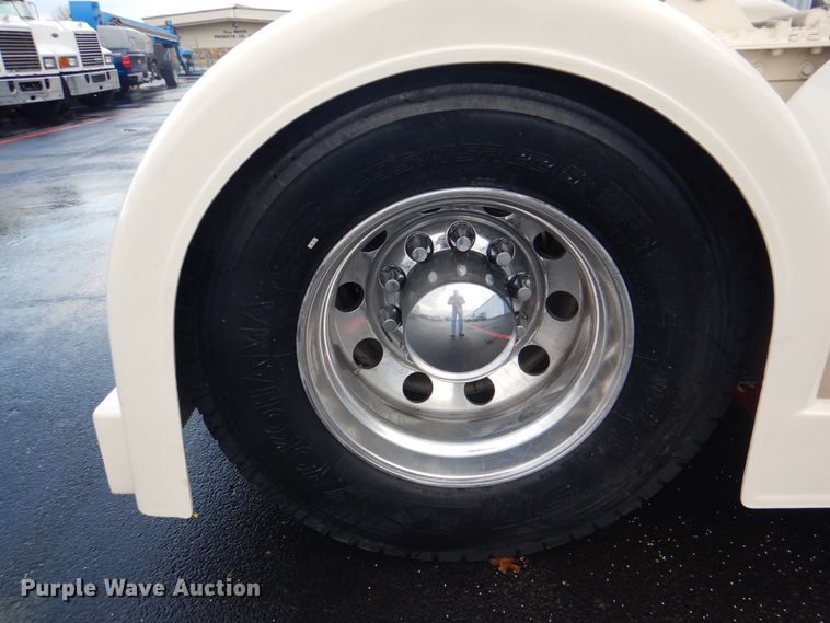 image for item DH7323 2003 Peterbilt 379  semi truck