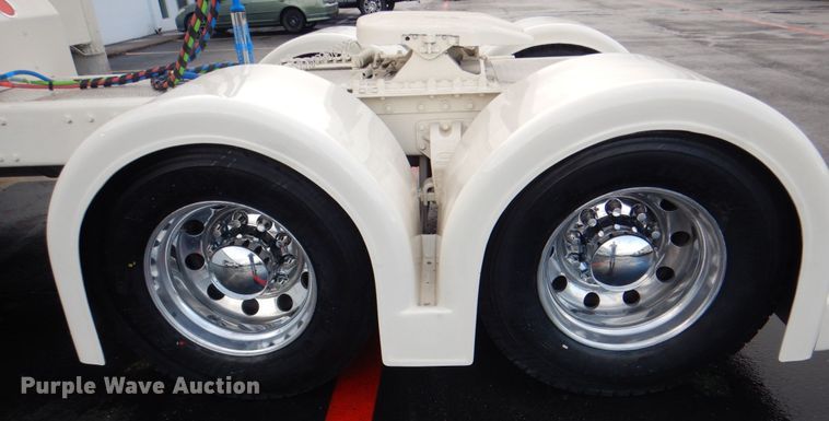 image for item DH7323 2003 Peterbilt 379  semi truck