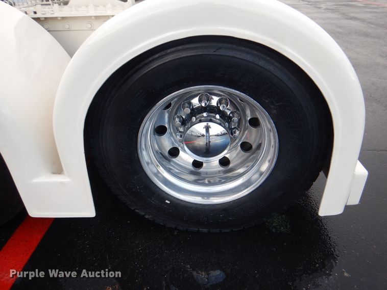 image for item DH7323 2003 Peterbilt 379  semi truck