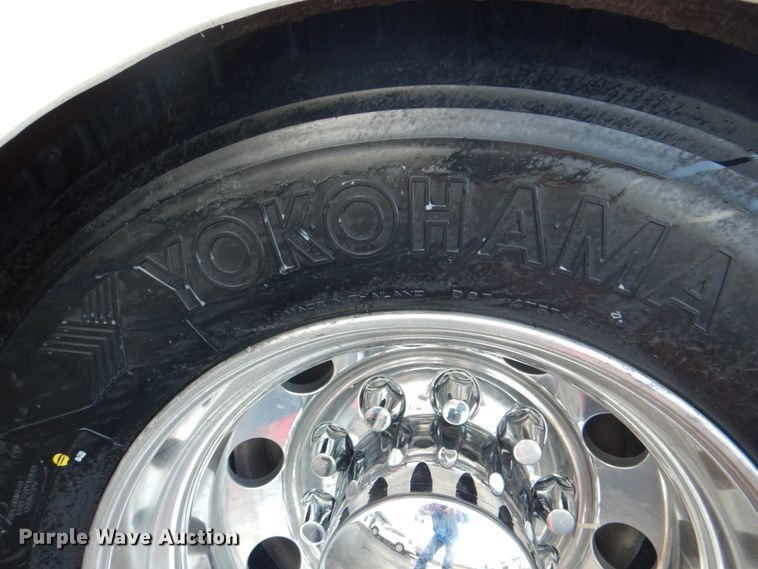 image for item DH7323 2003 Peterbilt 379  semi truck