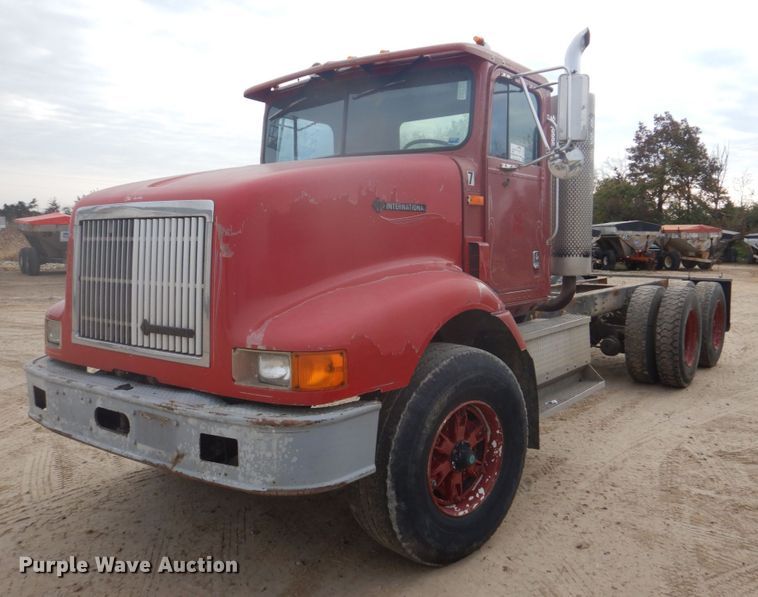 image for item DH8013 1993 International 9200  truck cab and chassis