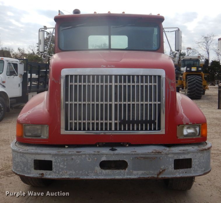 image for item DH8013 1993 International 9200  truck cab and chassis