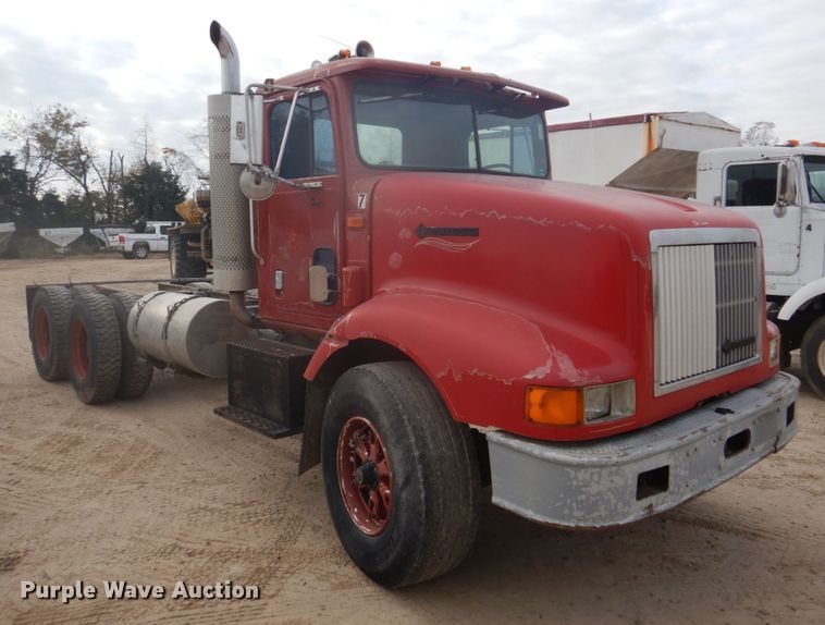 image for item DH8013 1993 International 9200  truck cab and chassis