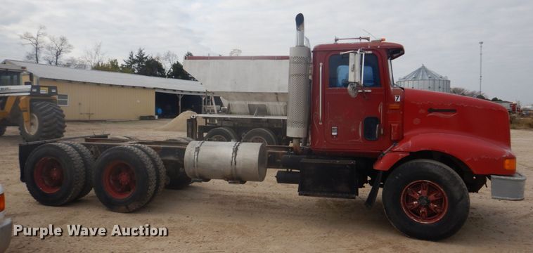 image for item DH8013 1993 International 9200  truck cab and chassis