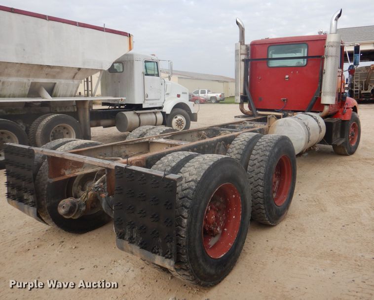 image for item DH8013 1993 International 9200  truck cab and chassis