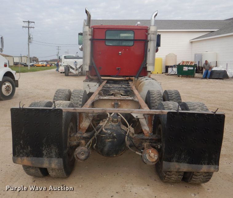 image for item DH8013 1993 International 9200  truck cab and chassis