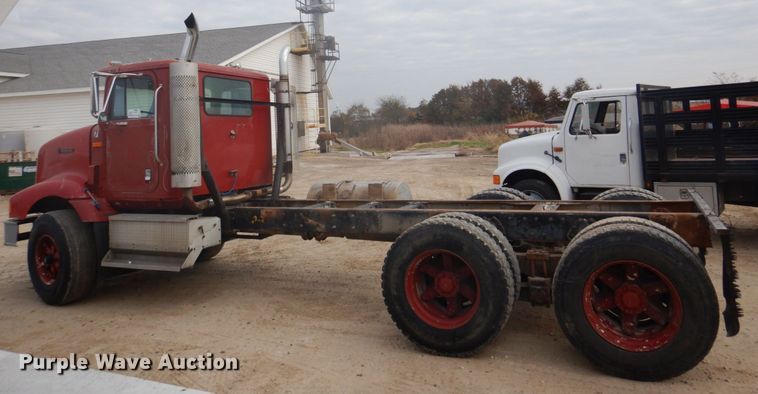 image for item DH8013 1993 International 9200  truck cab and chassis