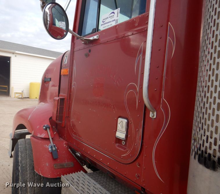 image for item DH8013 1993 International 9200  truck cab and chassis