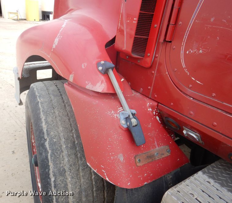 image for item DH8013 1993 International 9200  truck cab and chassis