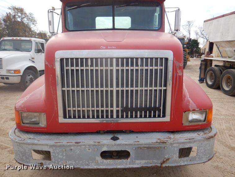 image for item DH8013 1993 International 9200  truck cab and chassis