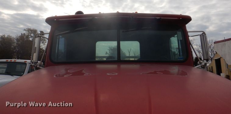 image for item DH8013 1993 International 9200  truck cab and chassis