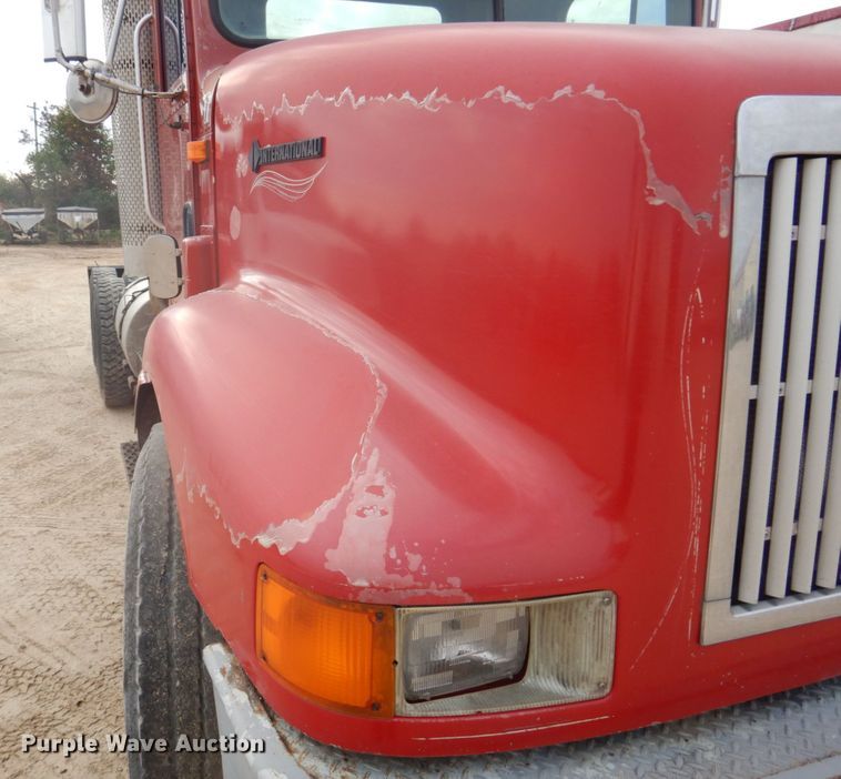 image for item DH8013 1993 International 9200  truck cab and chassis