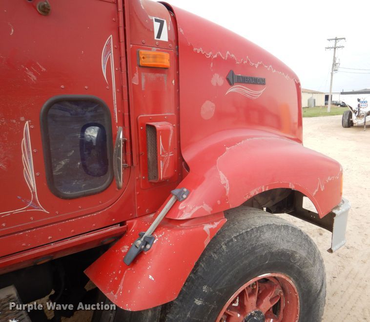 image for item DH8013 1993 International 9200  truck cab and chassis