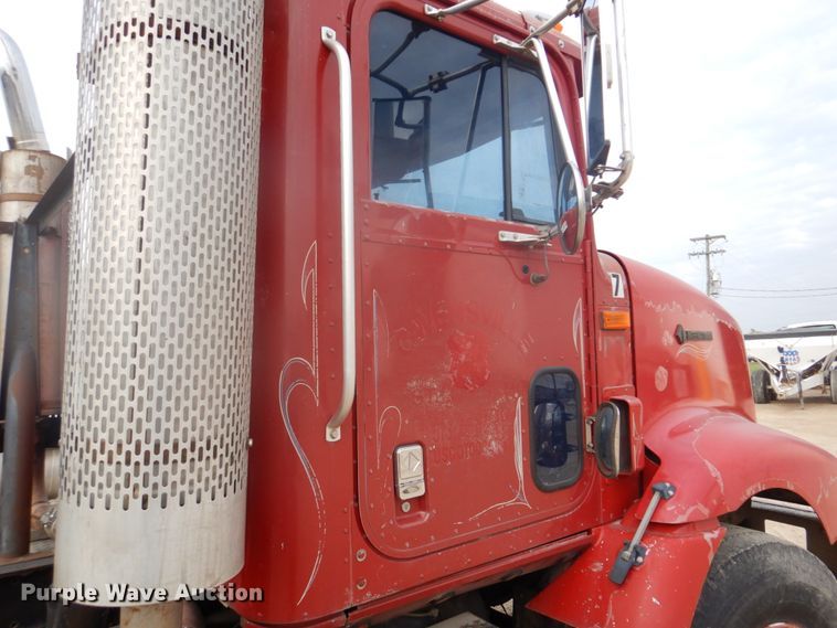 image for item DH8013 1993 International 9200  truck cab and chassis