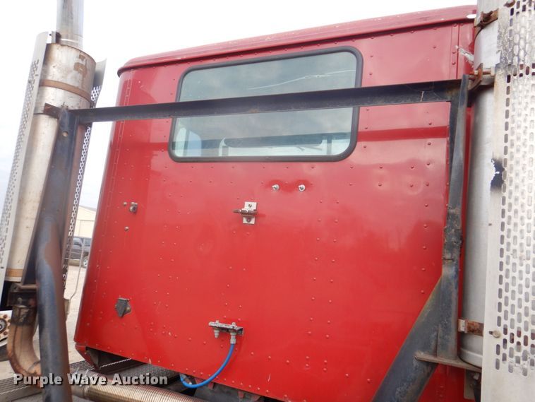 image for item DH8013 1993 International 9200  truck cab and chassis