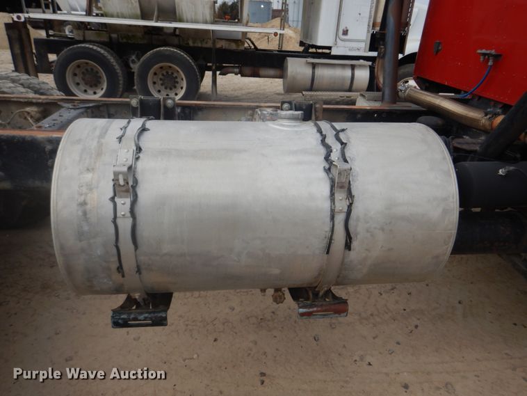 image for item DH8013 1993 International 9200  truck cab and chassis