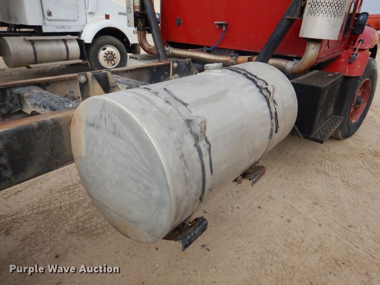 image for item DH8013 1993 International 9200  truck cab and chassis