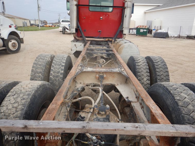 image for item DH8013 1993 International 9200  truck cab and chassis