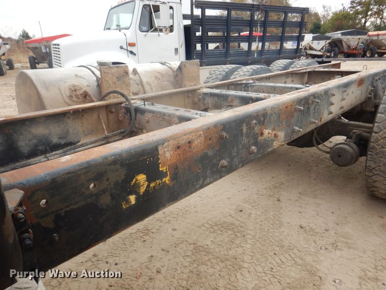 image for item DH8013 1993 International 9200  truck cab and chassis