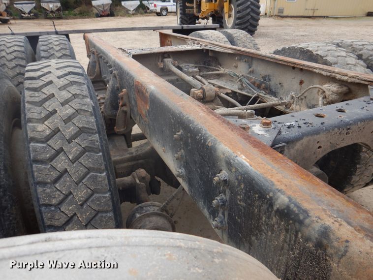 image for item DH8013 1993 International 9200  truck cab and chassis