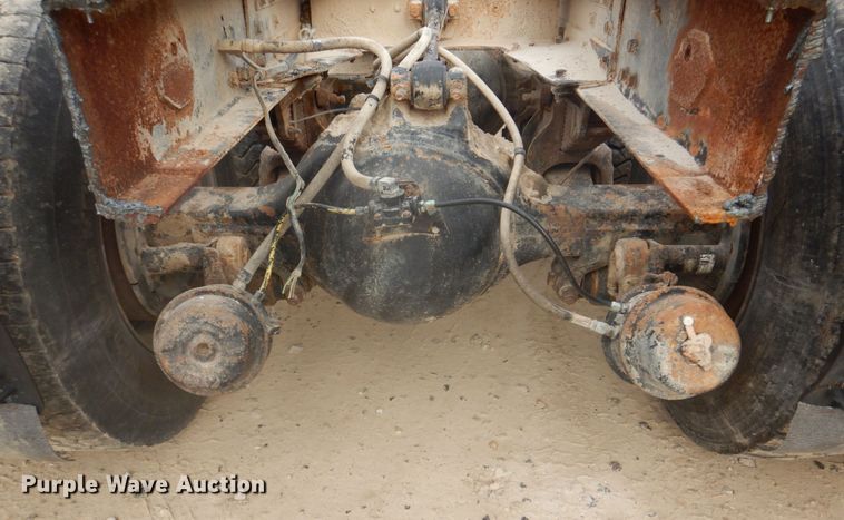 image for item DH8013 1993 International 9200  truck cab and chassis