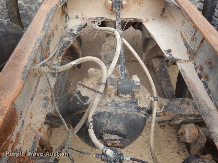 image for item DH8013 1993 International 9200  truck cab and chassis